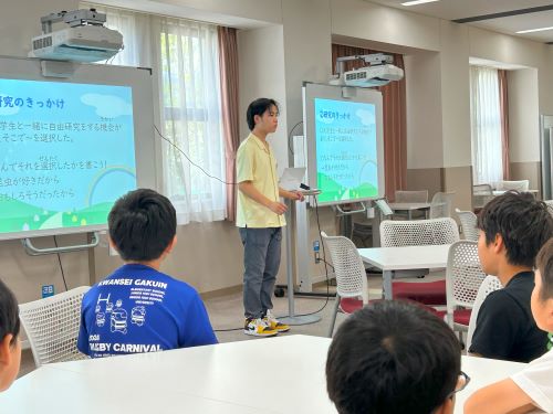 代表の学生が『自由研究とは』を最初に説明
